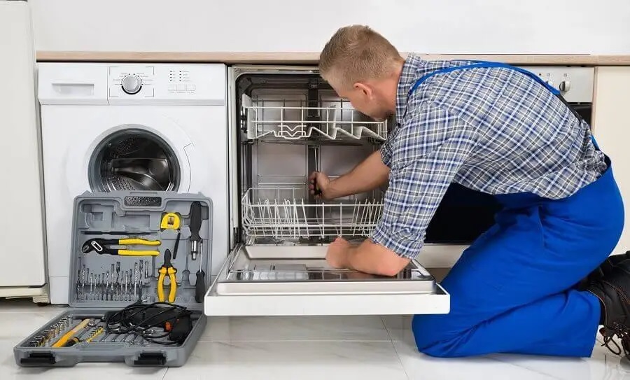 Sincan Liebherr servisi teknisyen ekibi beyaz eşya tamiri yaparken